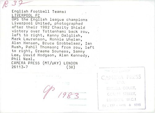 Реколта снимка на играчите на футболния клуб Ливърпул, направена след победата над Charity shield през 1982 година.