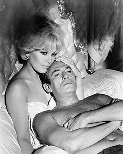 Легендата на Лайле Клер 1968 Ким Новак в леглото с Питър Финчем снимка 8x10